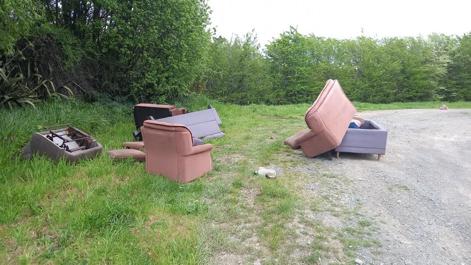 The photograph attached to this rubbish/recycling report