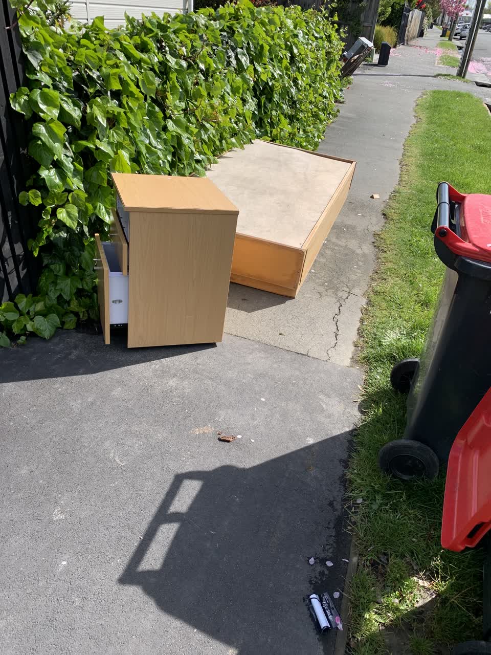 The photograph attached to this rubbish/recycling report