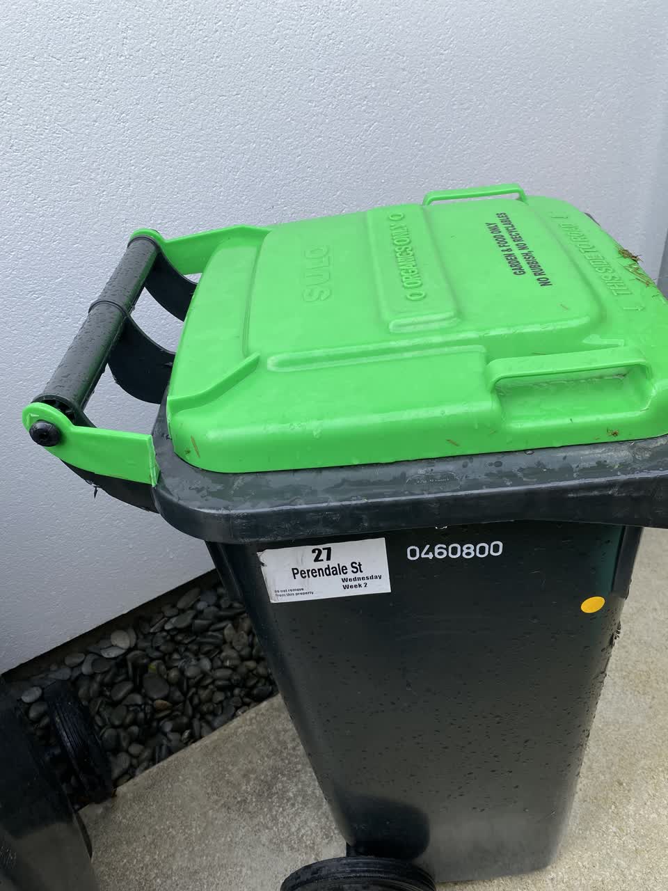 The photograph attached to this rubbish/recycling report