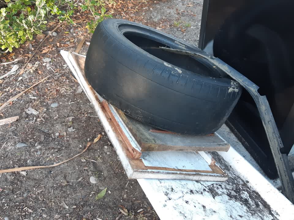 The photograph attached to this rubbish/recycling report