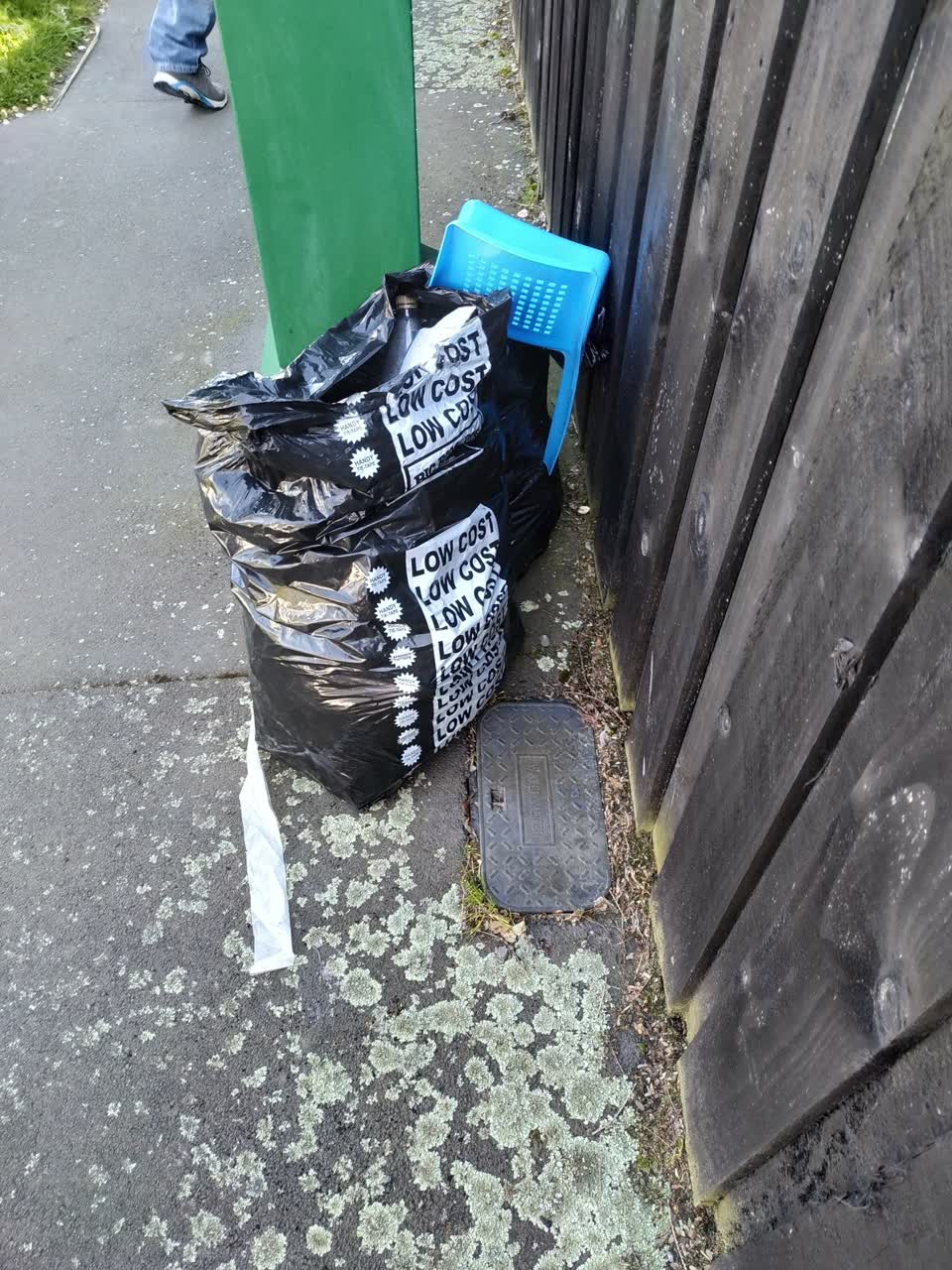 The photograph attached to this rubbish/recycling report
