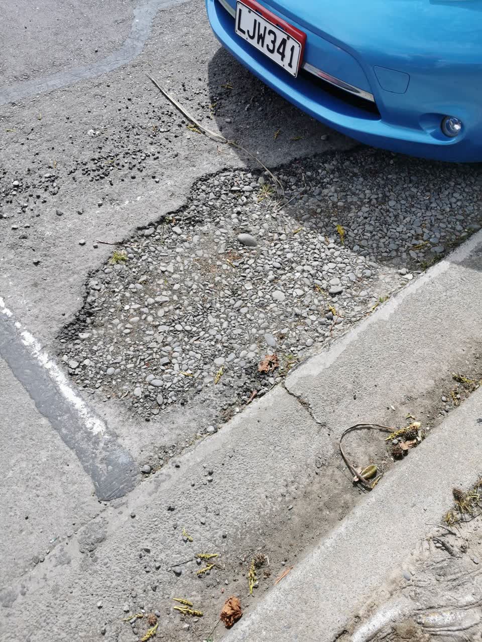 The photograph attached to this roading/streets report