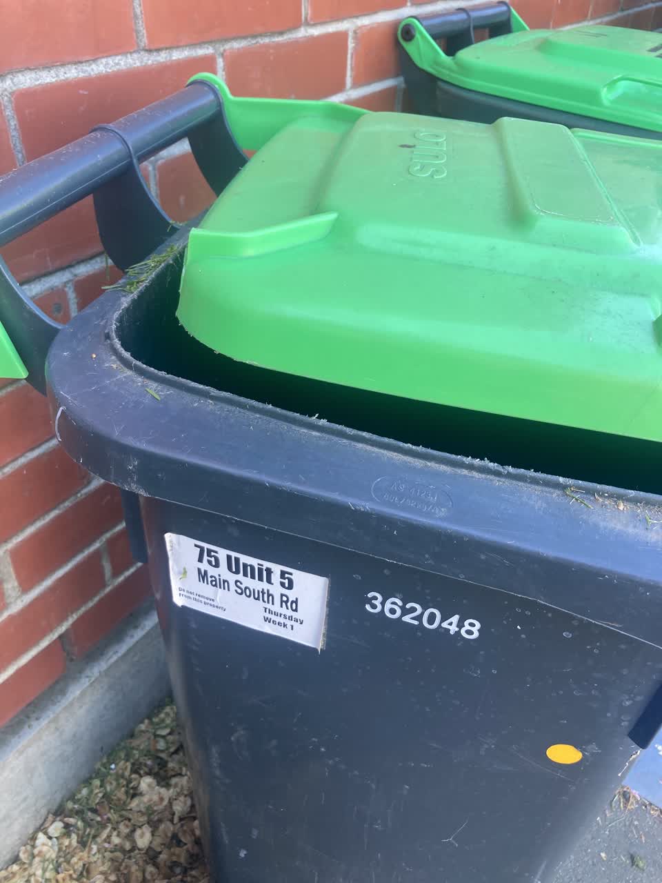 The photograph attached to this rubbish/recycling report