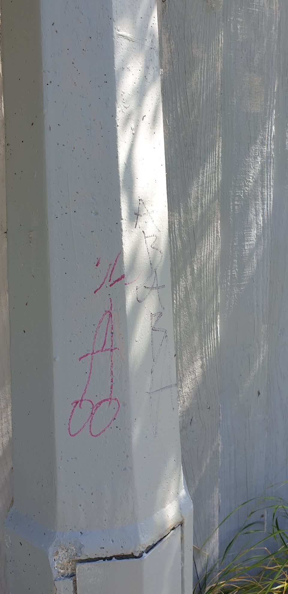The photograph attached to this graffiti report