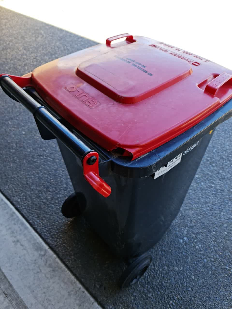 The photograph attached to this rubbish/recycling report