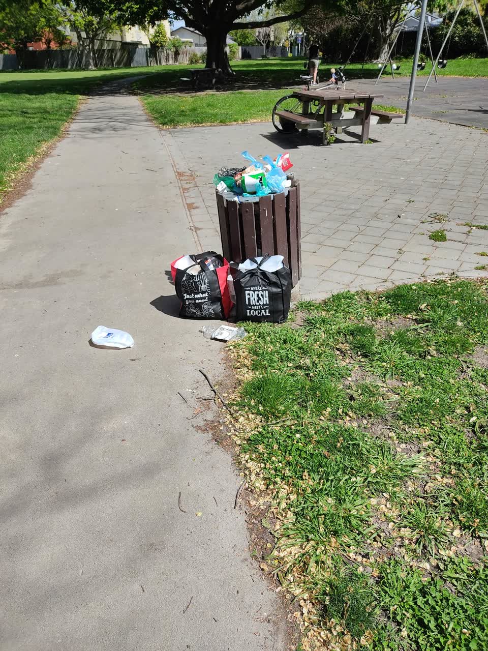 The photograph attached to this rubbish/recycling report