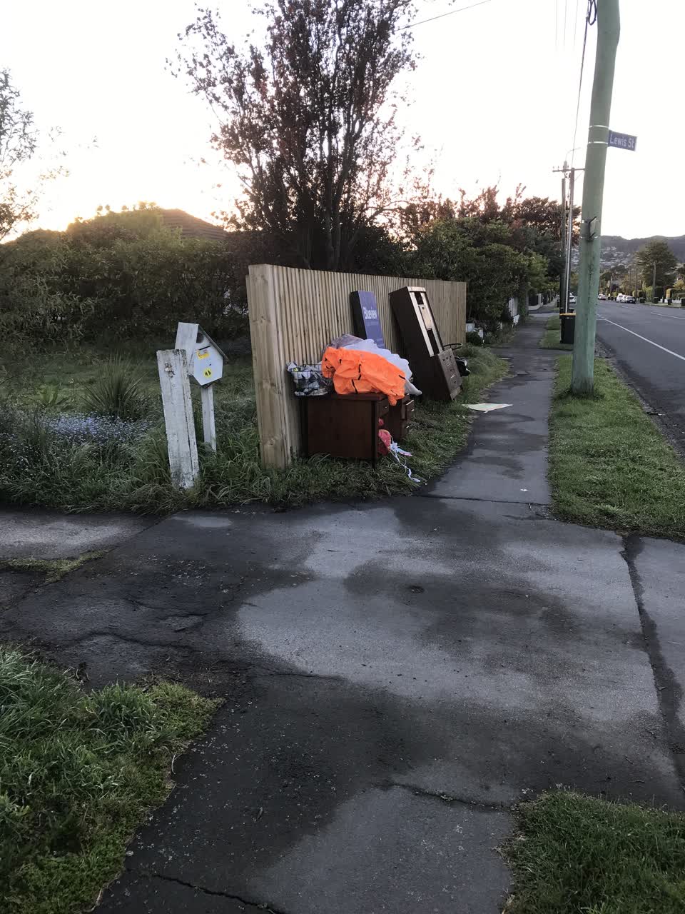 The photograph attached to this rubbish/recycling report