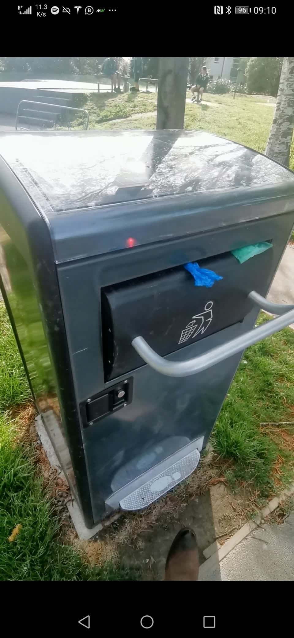 The photograph attached to this rubbish/recycling report