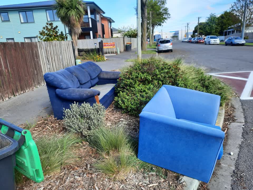 The photograph attached to this rubbish/recycling report