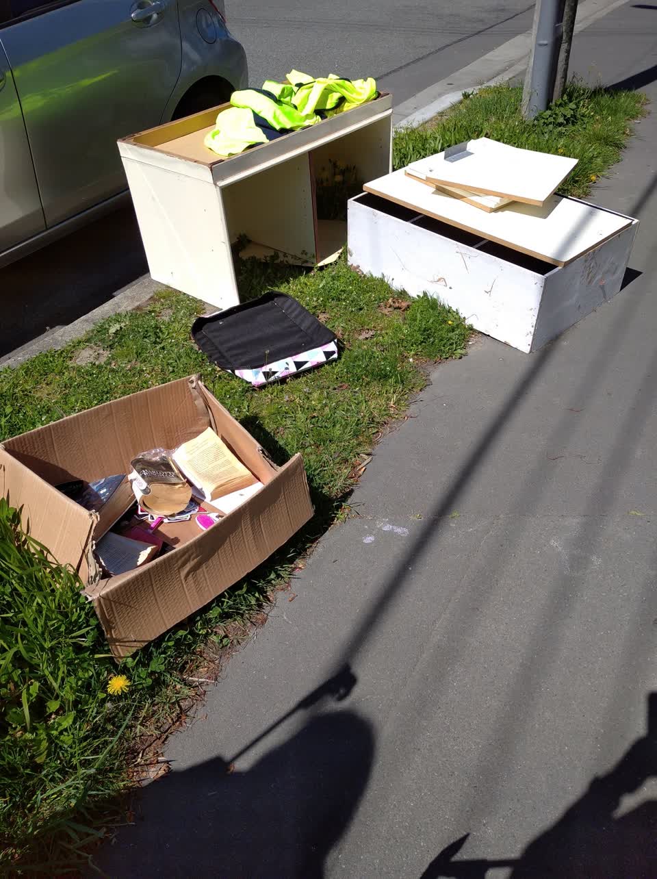 The photograph attached to this rubbish/recycling report