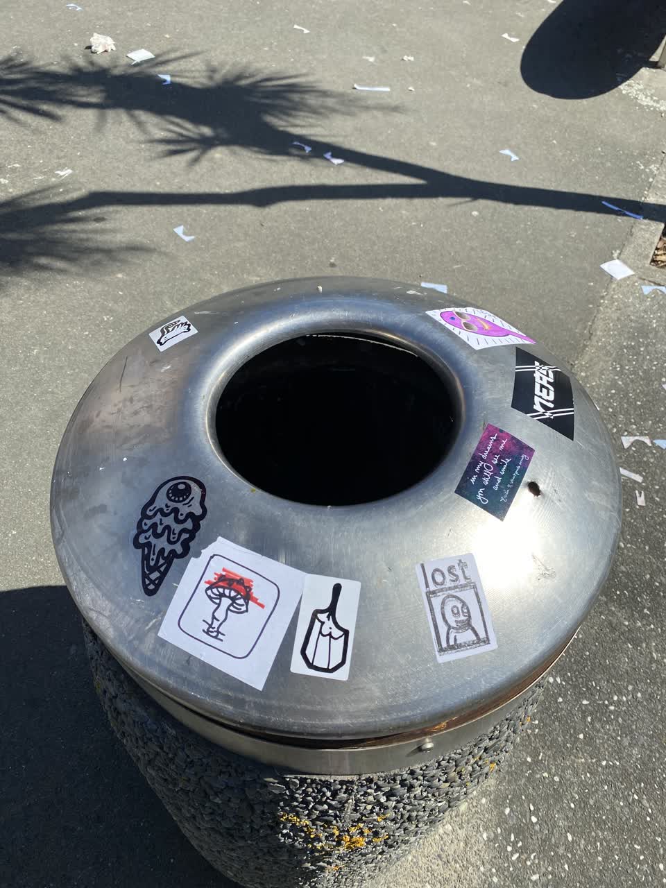 The photograph attached to this rubbish/recycling report