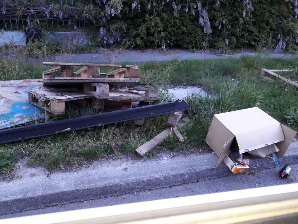 The photograph attached to this rubbish/recycling report