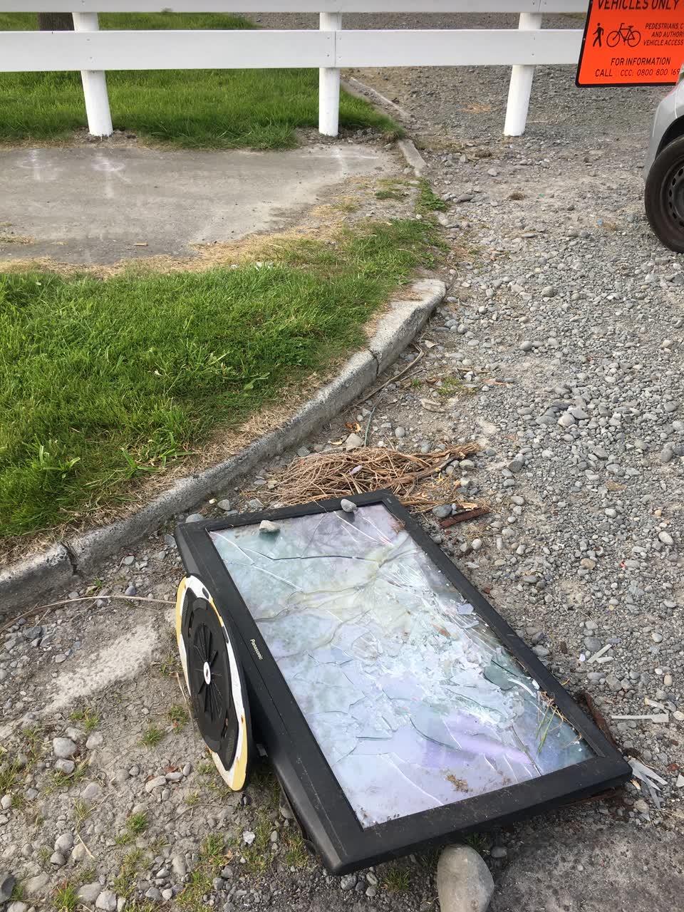 The photograph attached to this rubbish/recycling report