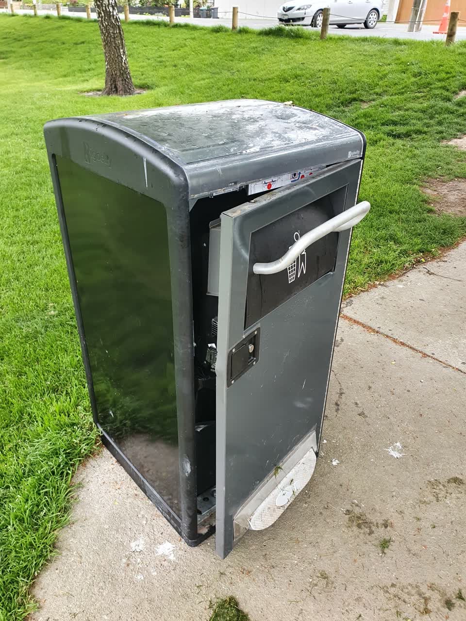 The photograph attached to this rubbish/recycling report
