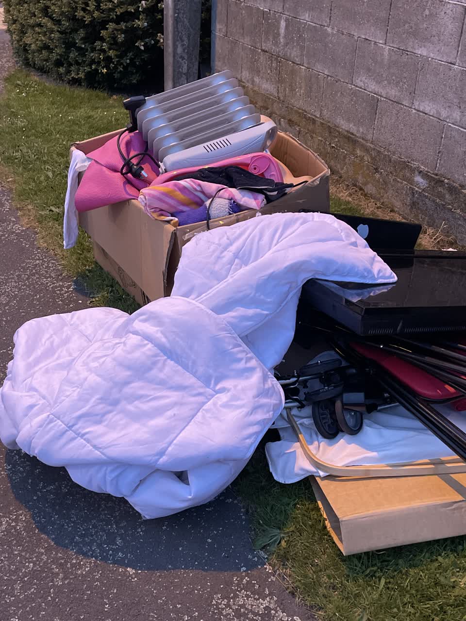 The photograph attached to this rubbish/recycling report