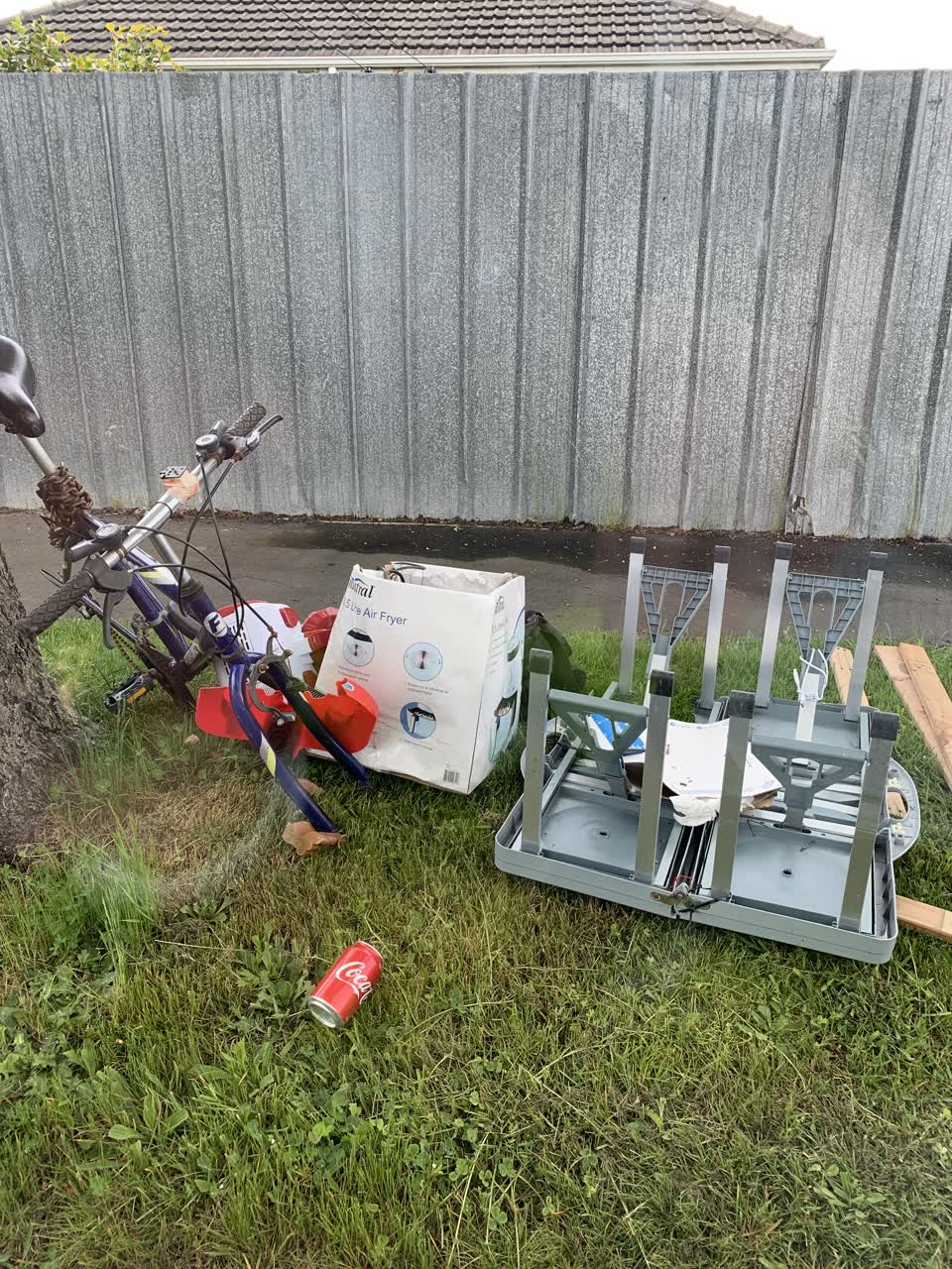 The photograph attached to this rubbish/recycling report