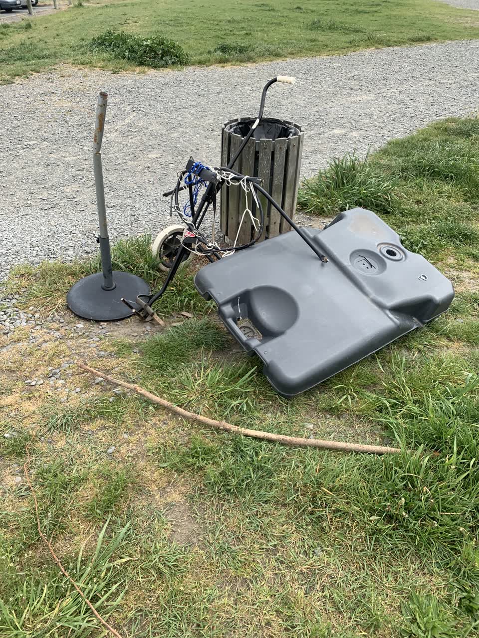 The photograph attached to this rubbish/recycling report