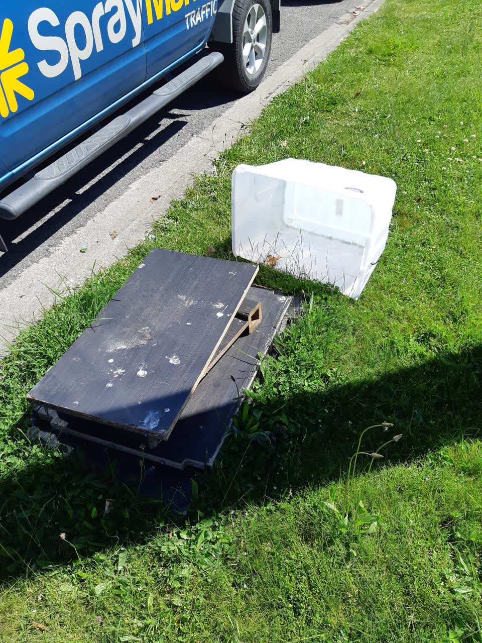 The photograph attached to this rubbish/recycling report