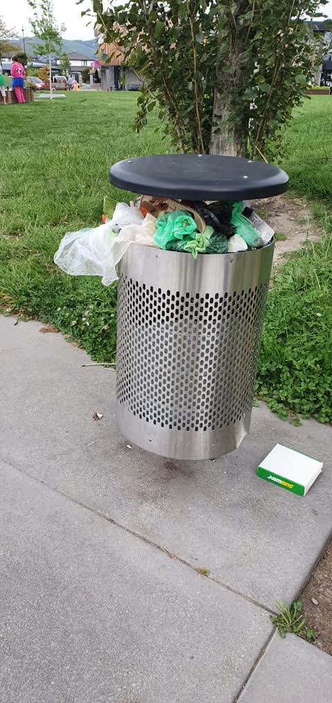 Rubbish/Recycling, a report photo