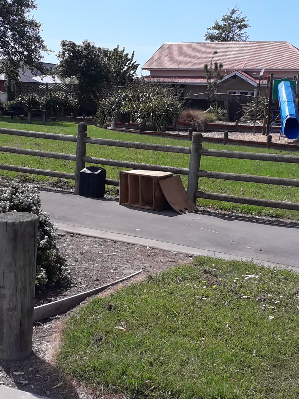 The photograph attached to this rubbish/recycling report