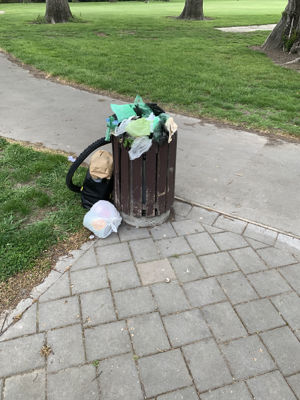 The photograph attached to this rubbish/recycling report