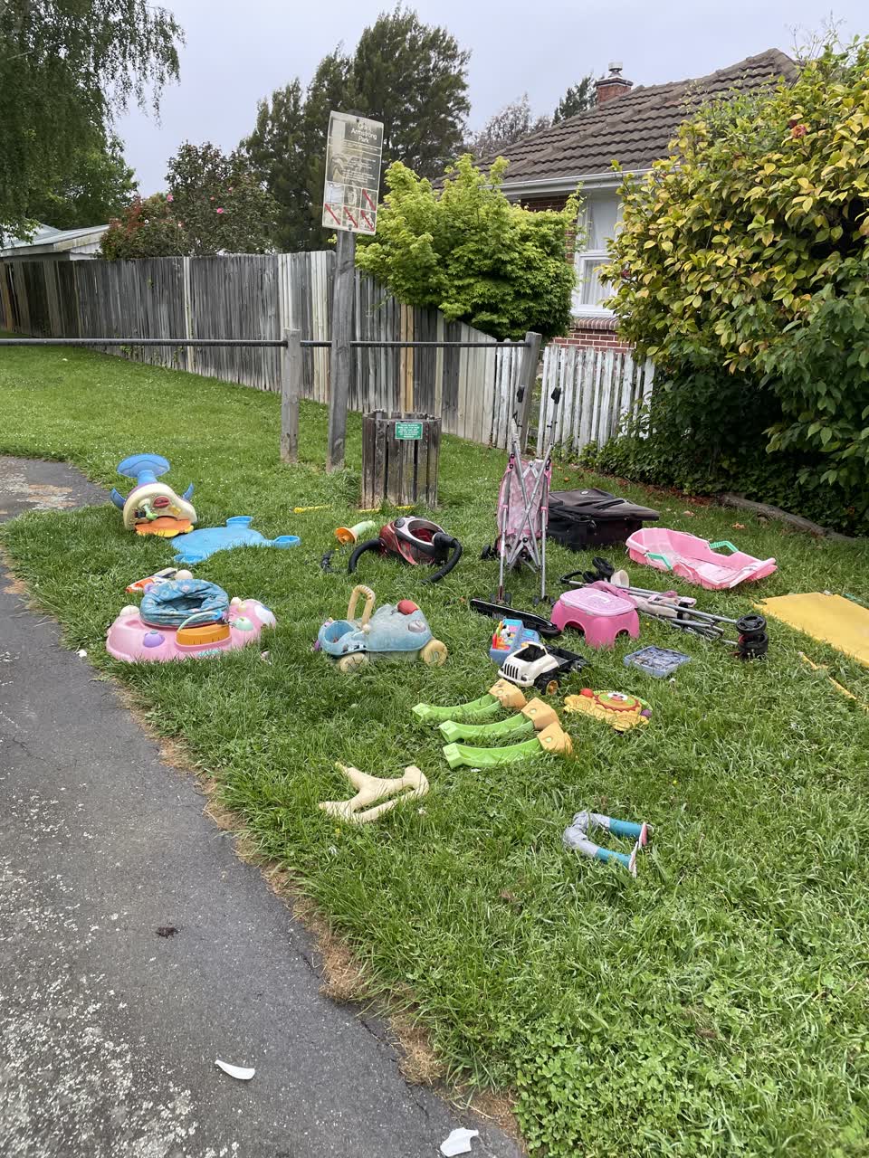 The photograph attached to this rubbish/recycling report