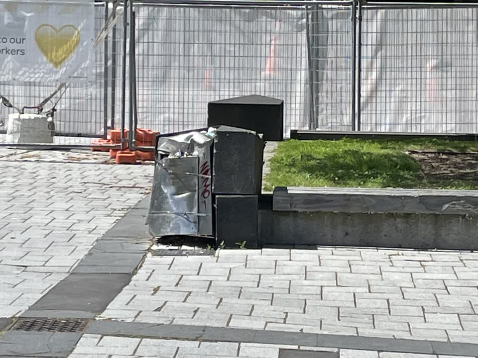 The photograph attached to this rubbish/recycling report