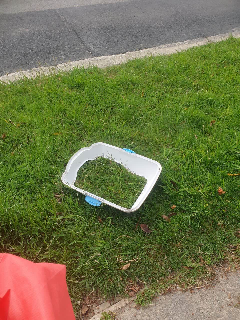 The photograph attached to this rubbish/recycling report