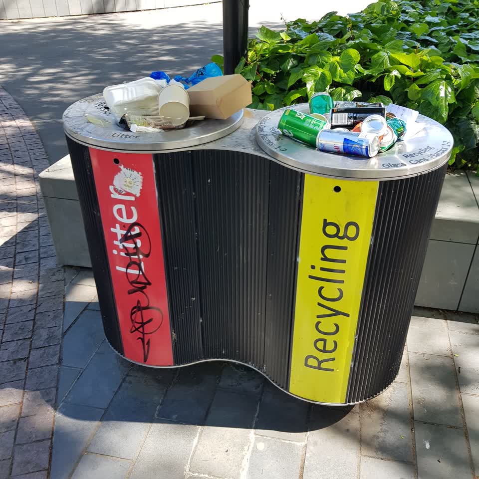 The photograph attached to this rubbish/recycling report