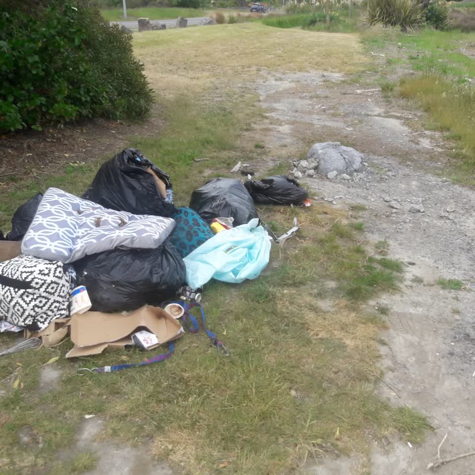 The photograph attached to this rubbish/recycling report