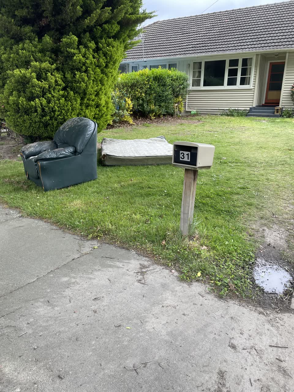 The photograph attached to this rubbish/recycling report