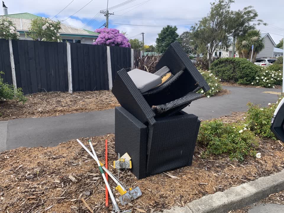 The photograph attached to this rubbish/recycling report