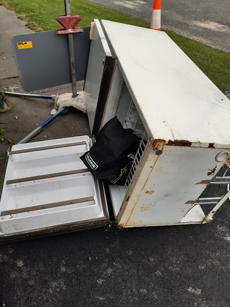 The photograph attached to this rubbish/recycling report