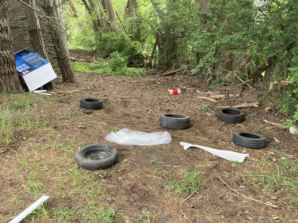 The photograph attached to this rubbish/recycling report