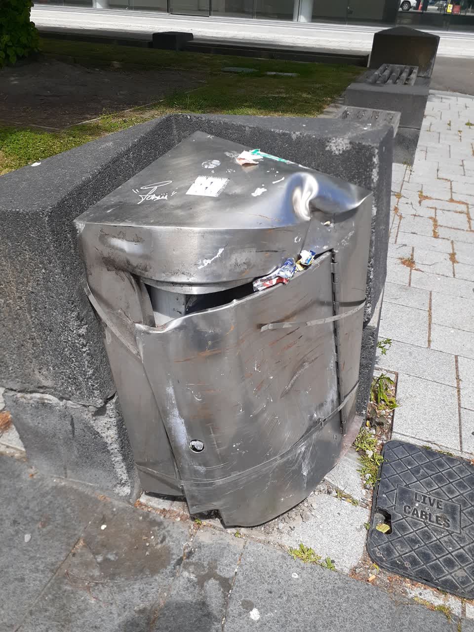 The photograph attached to this rubbish/recycling report
