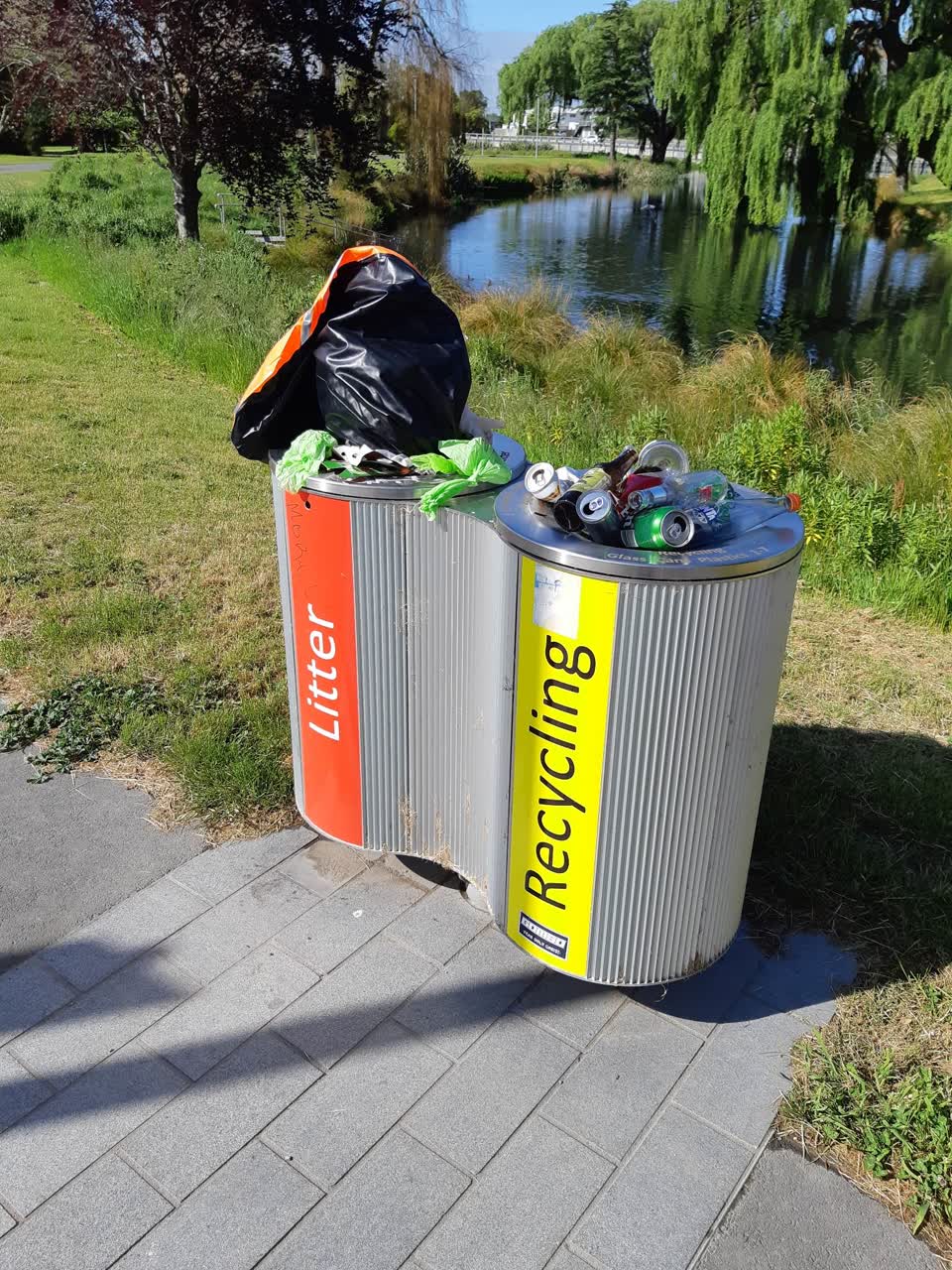 The photograph attached to this rubbish/recycling report