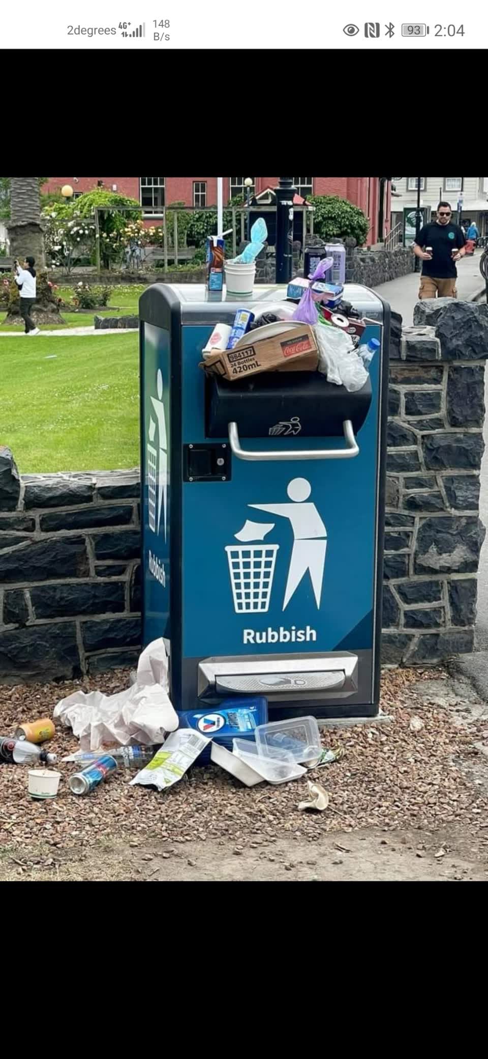 The photograph attached to this rubbish/recycling report