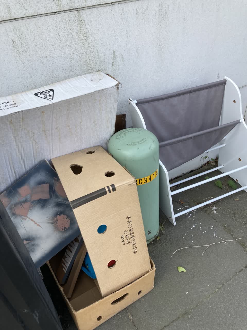 The photograph attached to this rubbish/recycling report