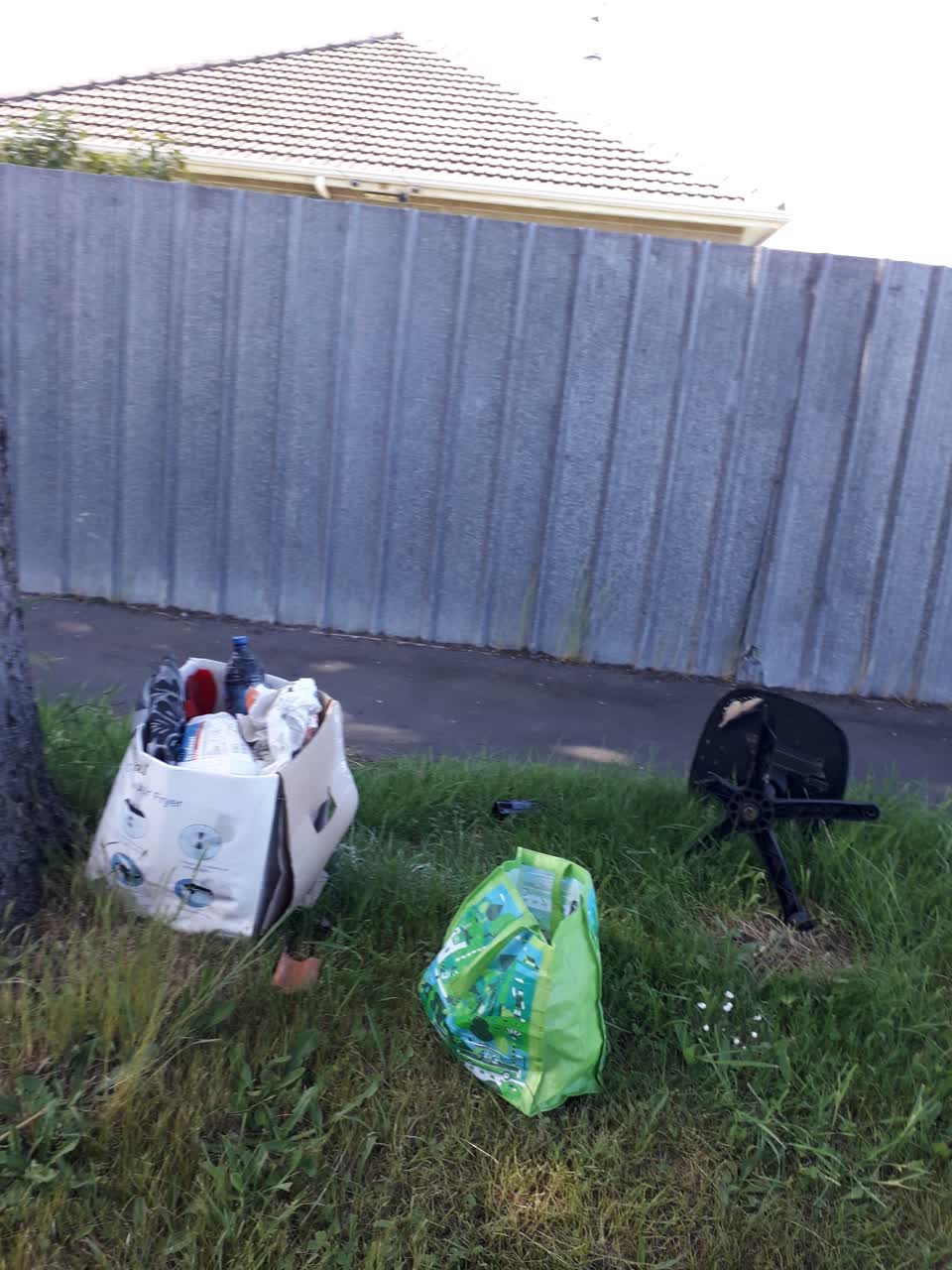 The photograph attached to this rubbish/recycling report