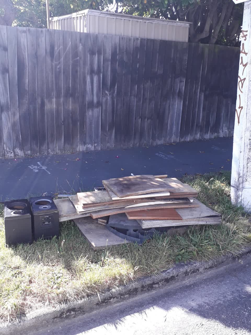 The photograph attached to this rubbish/recycling report
