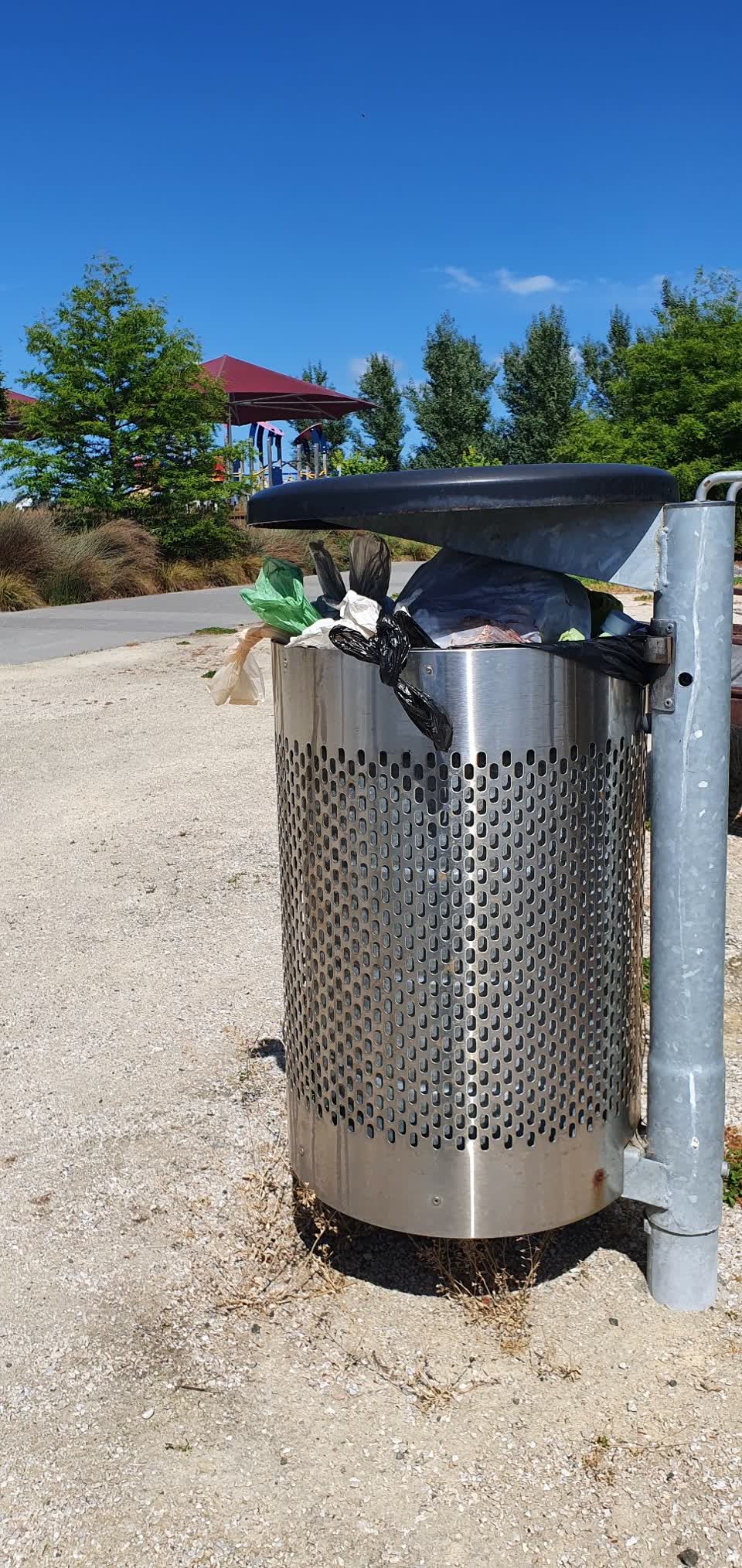 The photograph attached to this rubbish/recycling report
