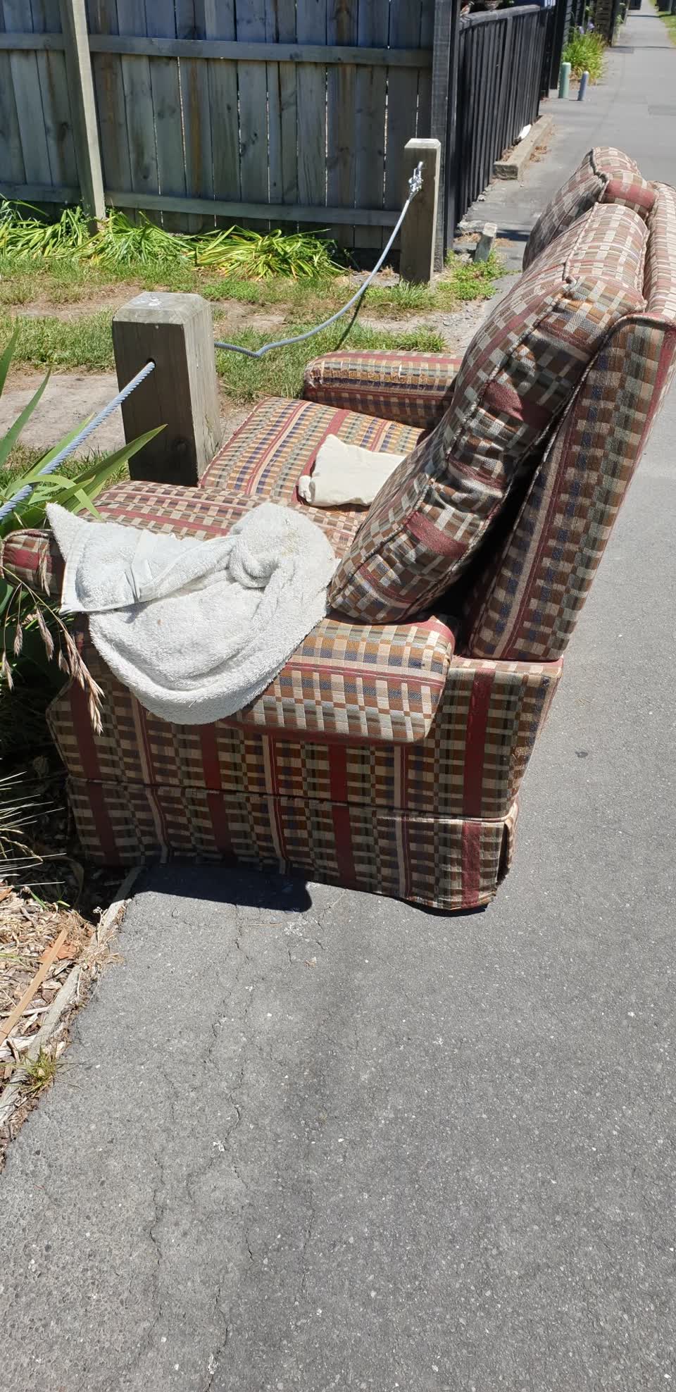 The photograph attached to this rubbish/recycling report