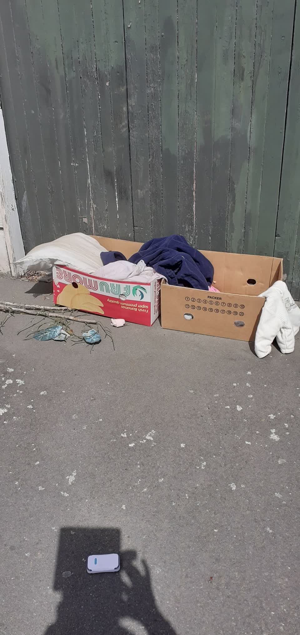 The photograph attached to this rubbish/recycling report