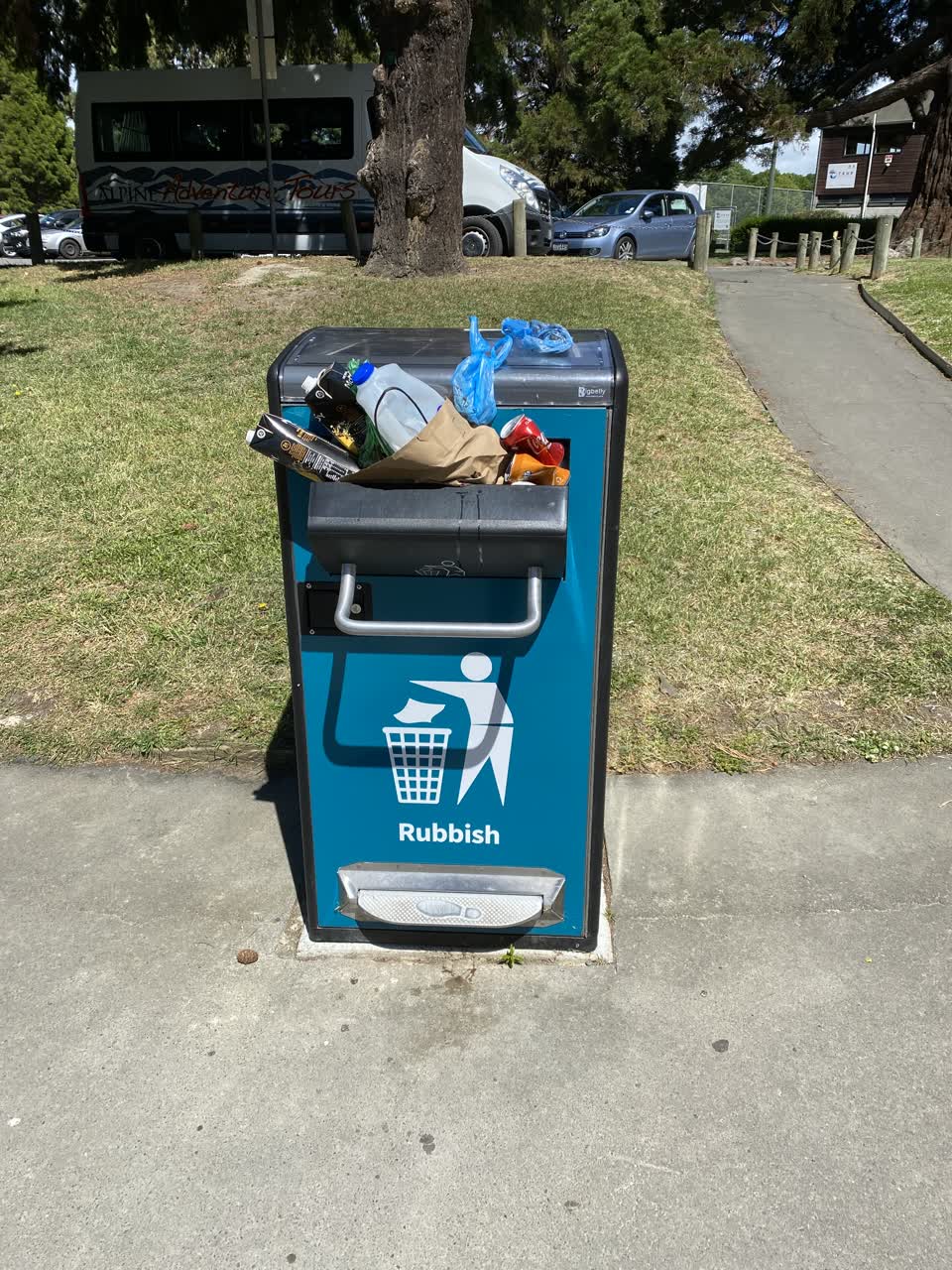 The photograph attached to this rubbish/recycling report