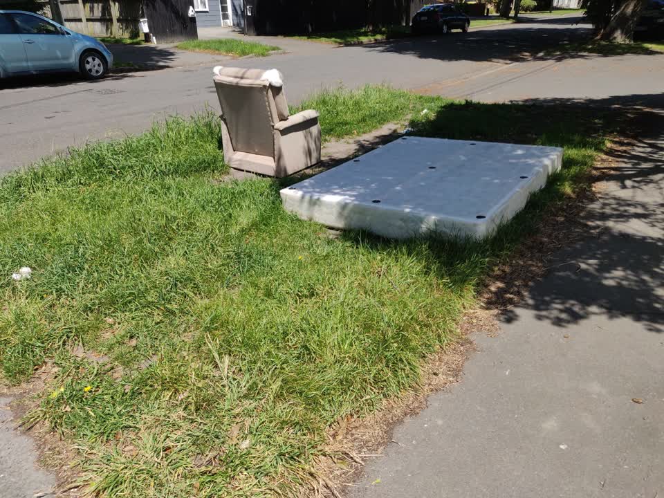 The photograph attached to this rubbish/recycling report
