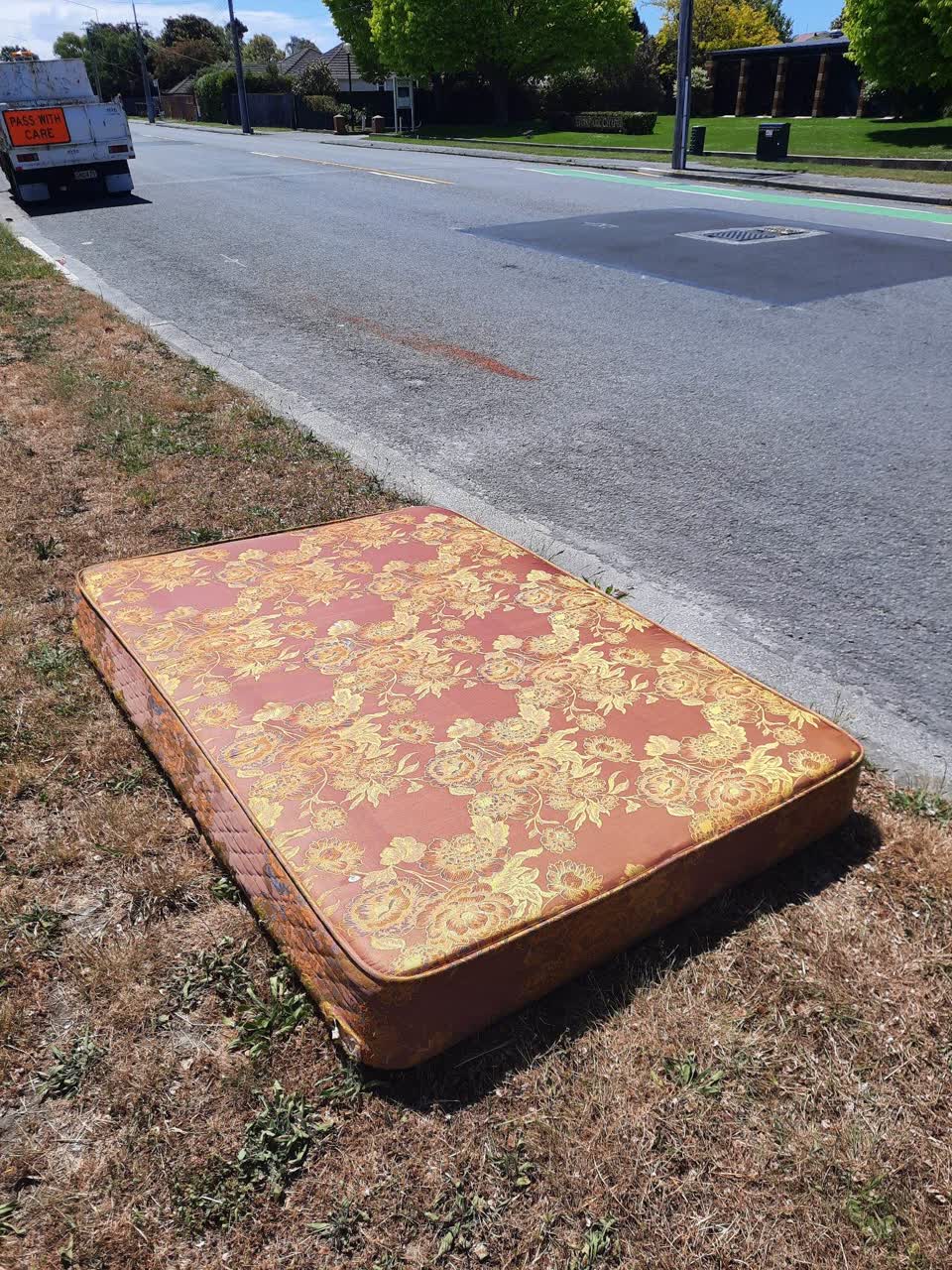 The photograph attached to this rubbish/recycling report