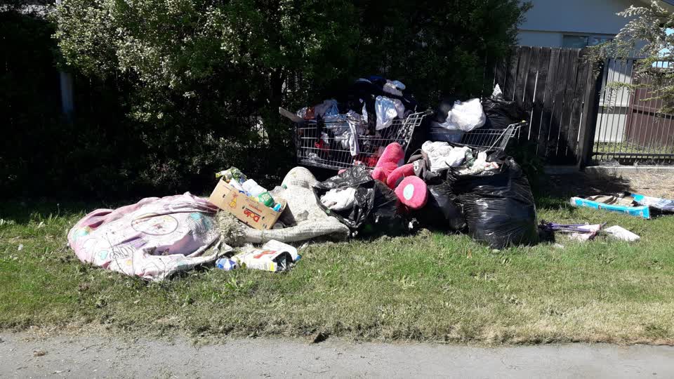 The photograph attached to this rubbish/recycling report