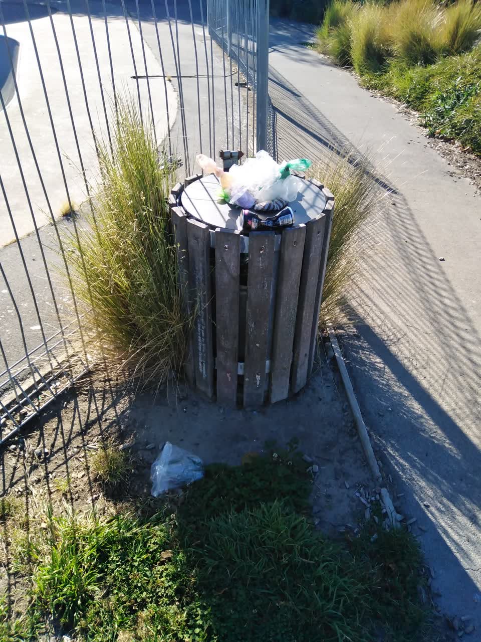 The photograph attached to this rubbish/recycling report