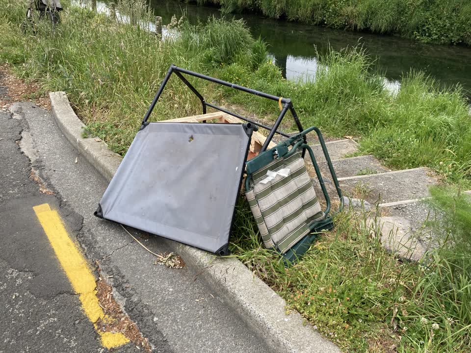 The photograph attached to this rubbish/recycling report