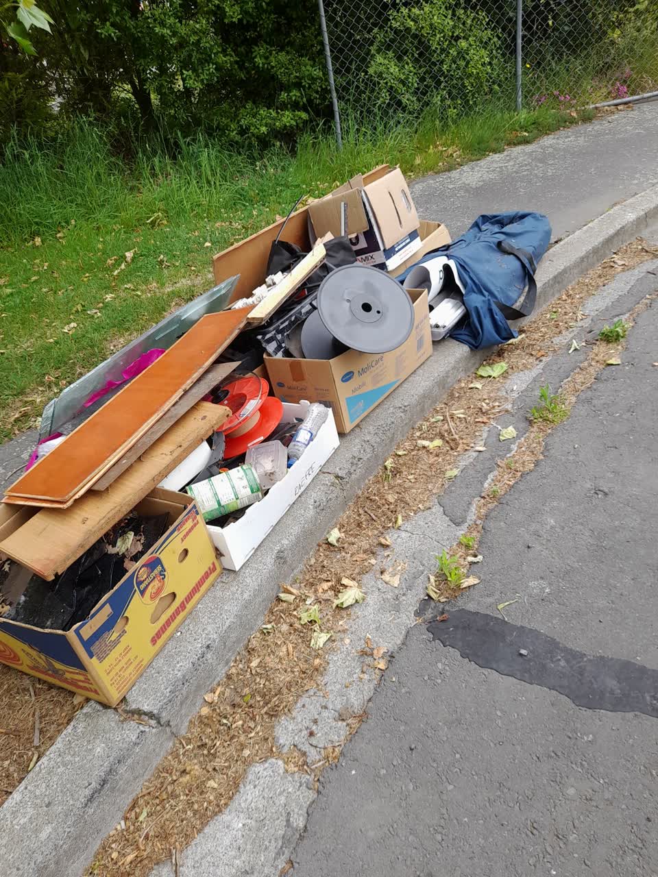 The photograph attached to this rubbish/recycling report